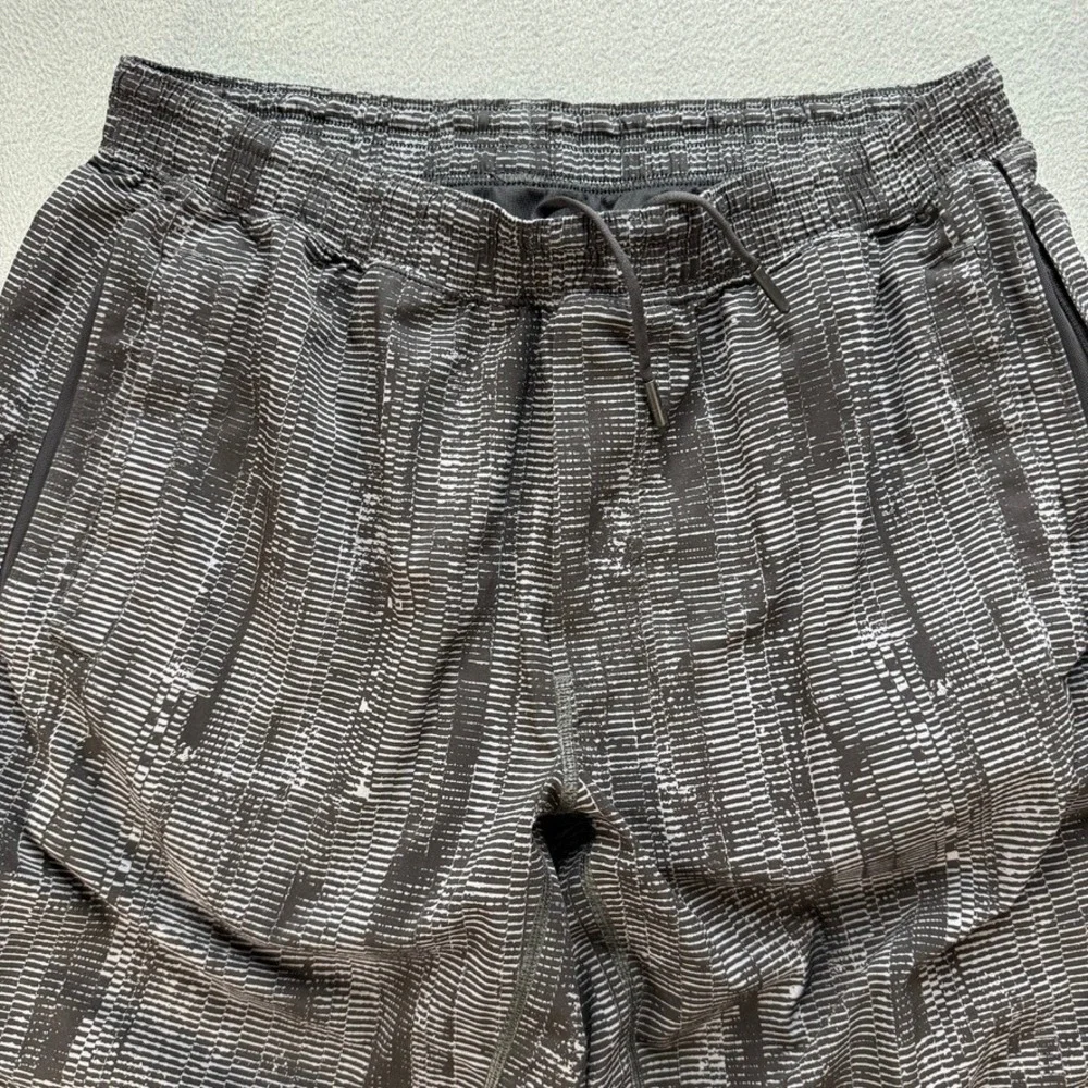 Lululemon Athletic Shorts Pace Breaker Regular XL Black Grey Glitch Print Lined - Picture 5 of 9